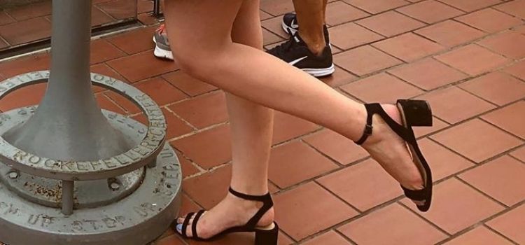 Beautiful pics of Taylor Darling feet & legs.